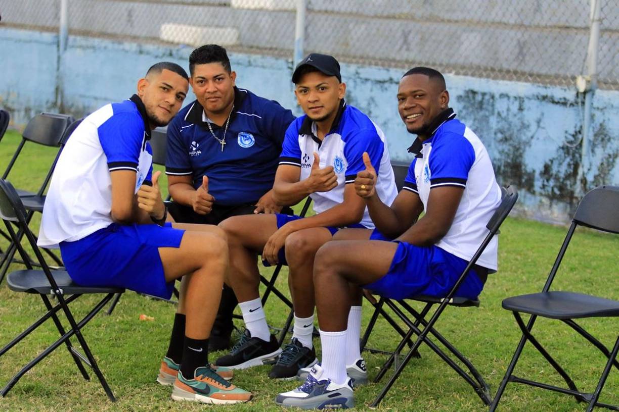 Los jugadores del Victoria, relajados platicando antes del partido contra el Vida en el estadio Ceibeño.