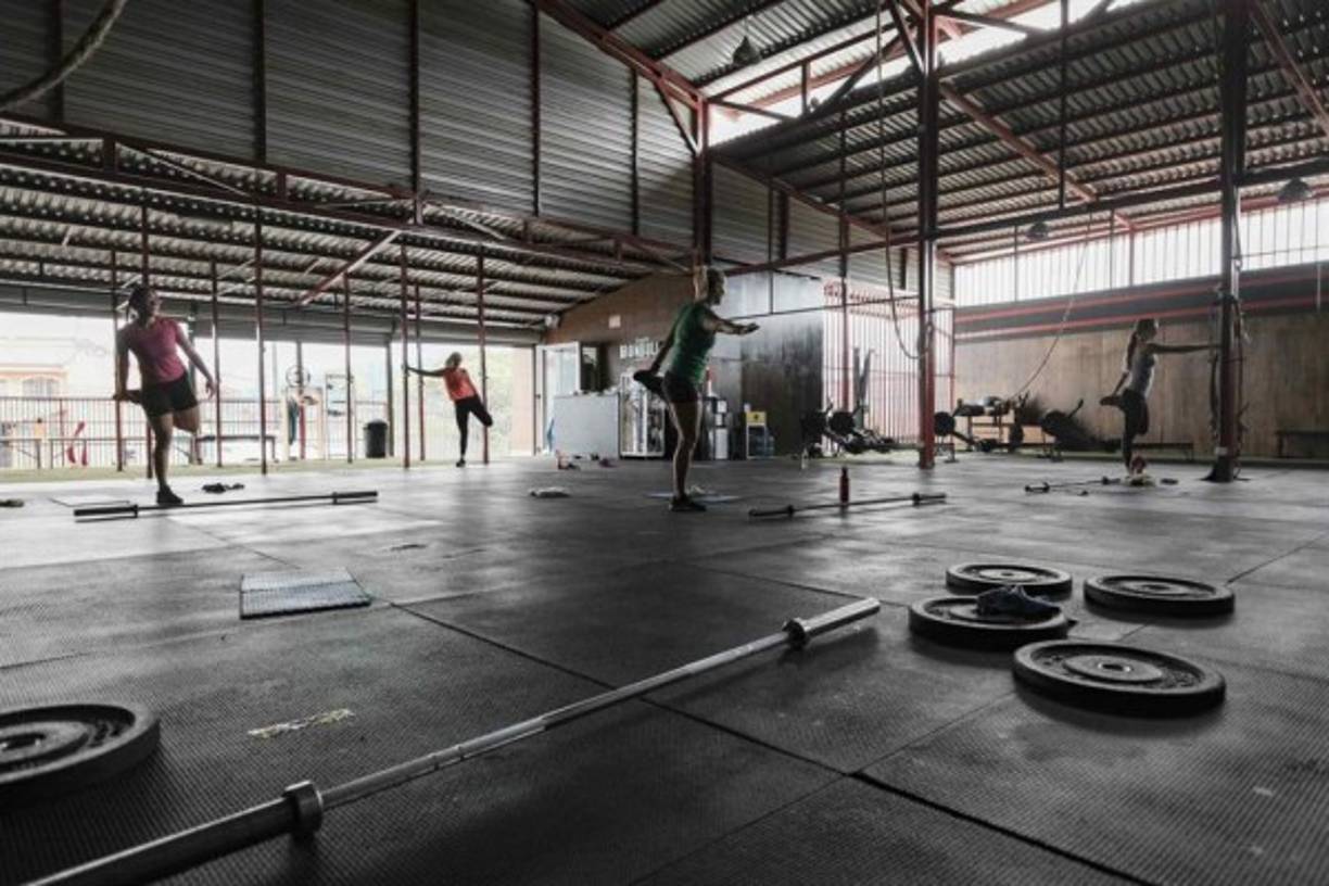 Los gimnasios también abrieron sus puertos con horario de las 05.00 a las 19.00 horas y solo pueden operar a un 25 % de su capacidad.