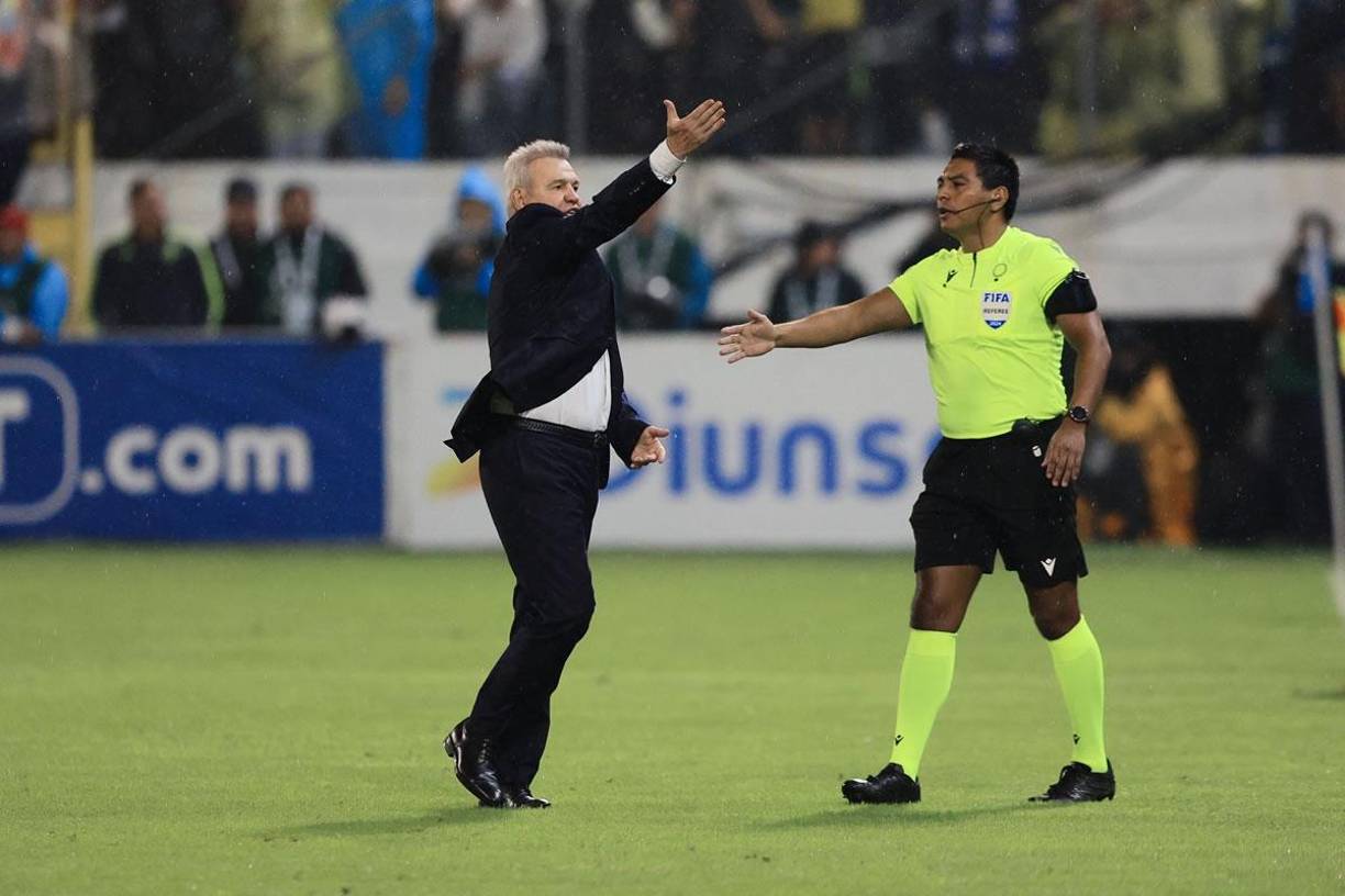 ‘Vasco‘ Aguirre la señalaba al árbitro Walter López a los aficionados hondureños por el lanzamiento de objetos.