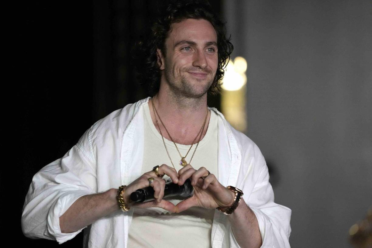 Tras unas cuantas fotos más en un hotel de la capital mexicana terminó su primera visita a México de la misma forma que entró, entre aplausos y silbidos deseando que le gente vuelva a los cines a ver la película. 