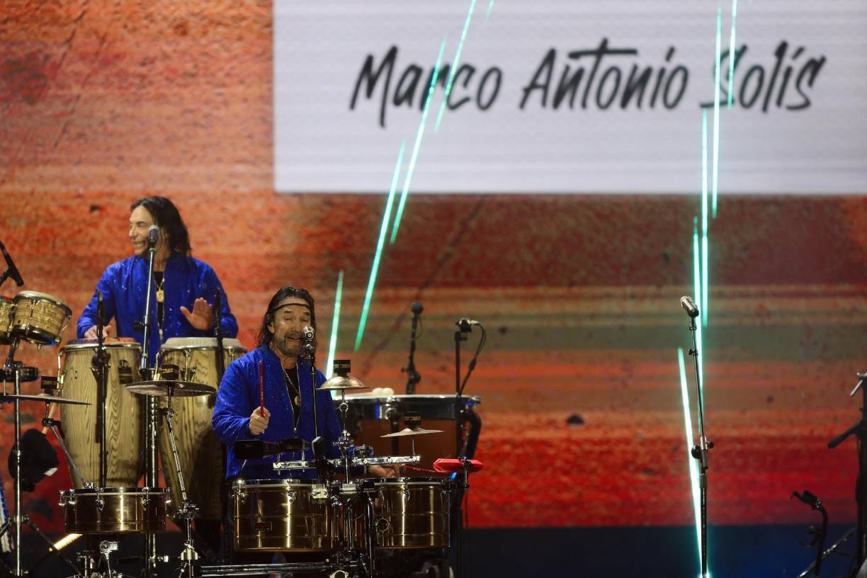 Marco Antonio Solís ejecutó varios instrumentos musicales durante el show.