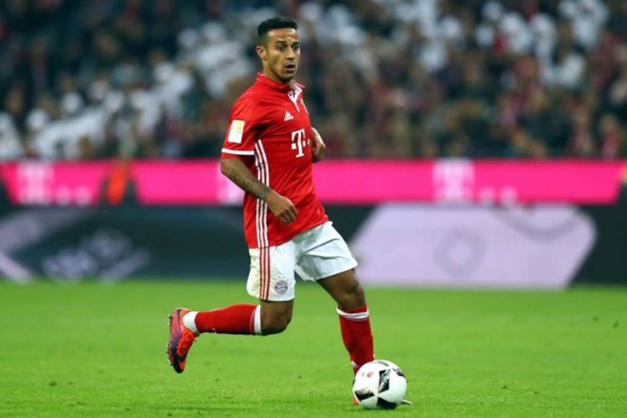 Zinedine Zidane sueña con un jugador y su nombre es Thiago Alcántara. El técnico francés está “enamorado” del centrocampista del Bayern Múnich por el que el Real Madrid podría hacer una ofensiva este verano, según informan medios españoles, en el caso de que James Rodríguez e Isco abandonen el club. Desde la cúpula del club tienen claro que “es imposible arrebatarle a un jugador al Bayern si el Bayern no quiere vender”.