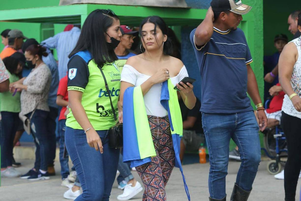 Guapas aficionadas de los Potros del Olancho FC llegando al estadio Juan Ramón Brevé Vargas.