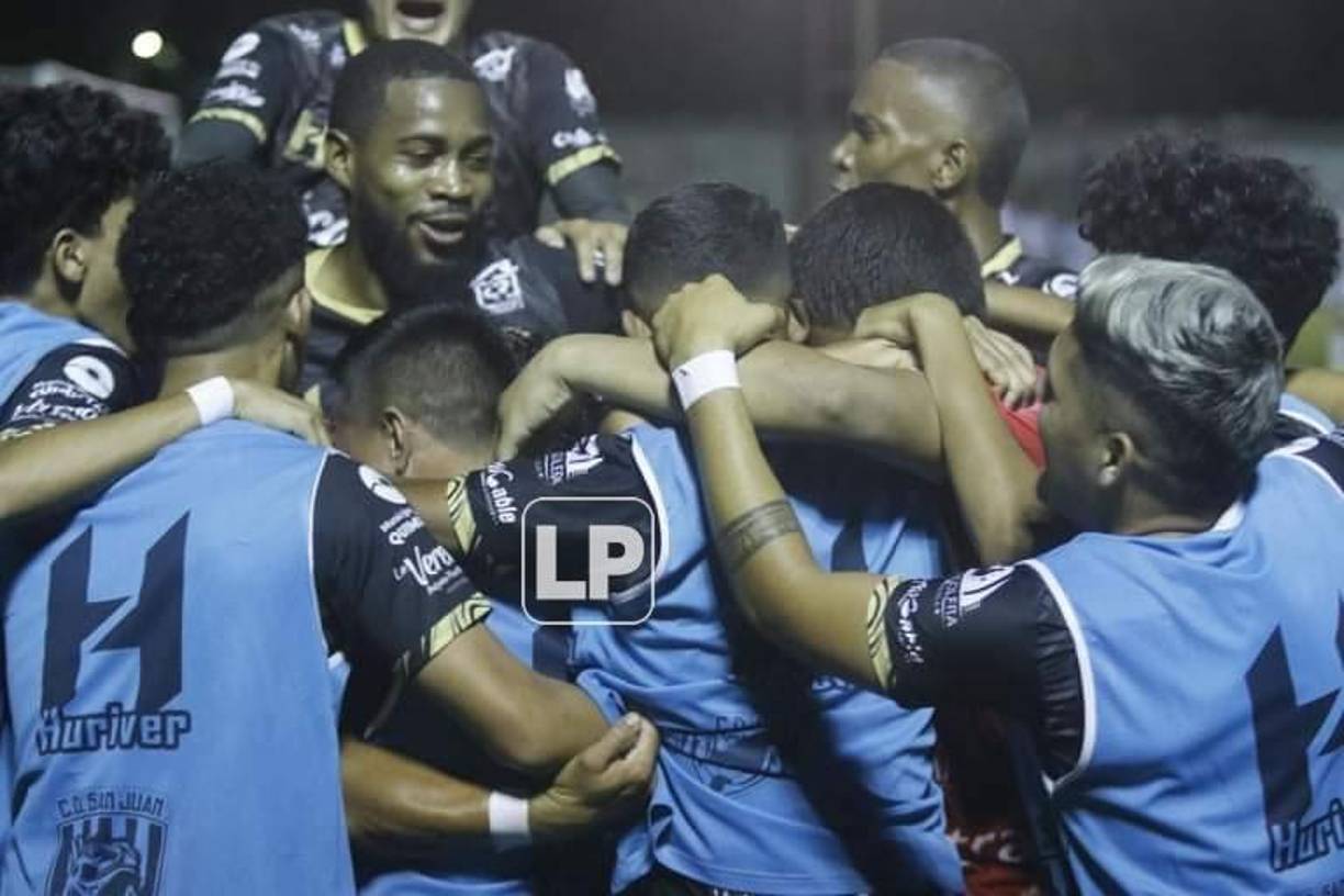 La celebración de los jugadores del San Juan tras ponerse a ganar en el clásico santabarbarense.