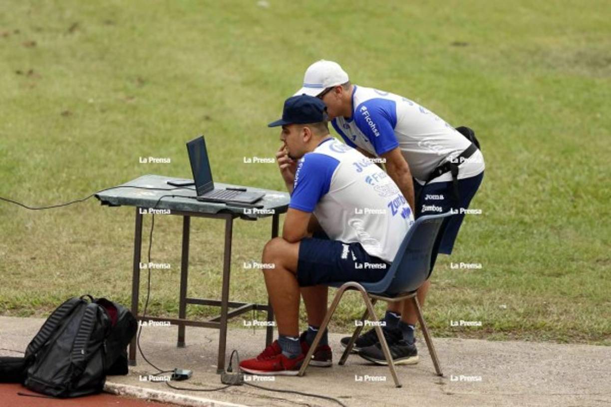 Martín Coito, junto con el preparador físico Sebastián Urrutia, revisan la información que envían los GPS al sistema de control de rendimiento de los seleccionados.