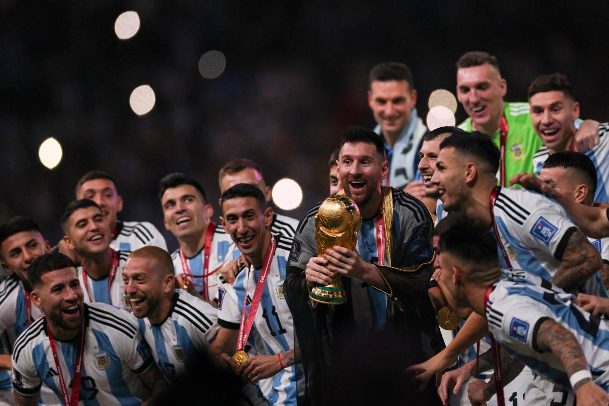 Los propietarios de la tienda informaron que las ventas aumentaron después de que Messi alzó la Copa del Mundo.