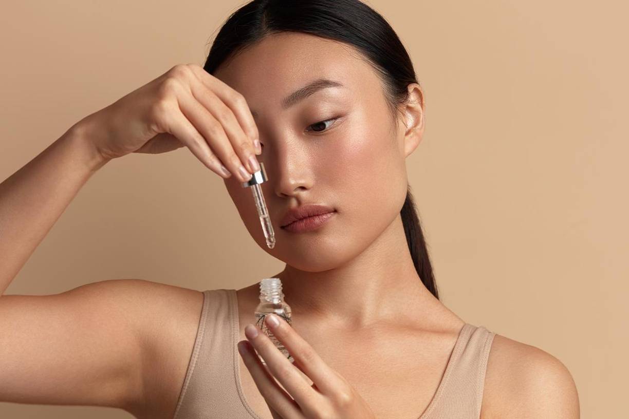 1. Jabón a base de aceite. Algo esencial para los coreanos es la limpieza profunda. Para lograrlo, lo primero en su rutina es un jabón limpiador a base de aceite. La consistencia de este producto hace que se derrita todo el maquillaje o producto que puedas tener sobre el rostro y deja una base hidratante para el resto de la rutina.