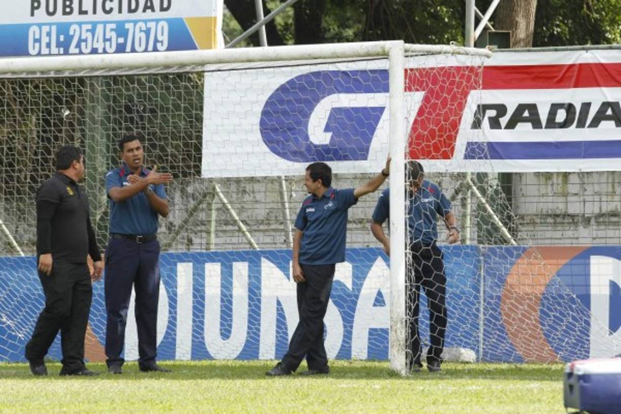 La cuarteta arbitral en su respectiva inspección minutos antes del juego.
