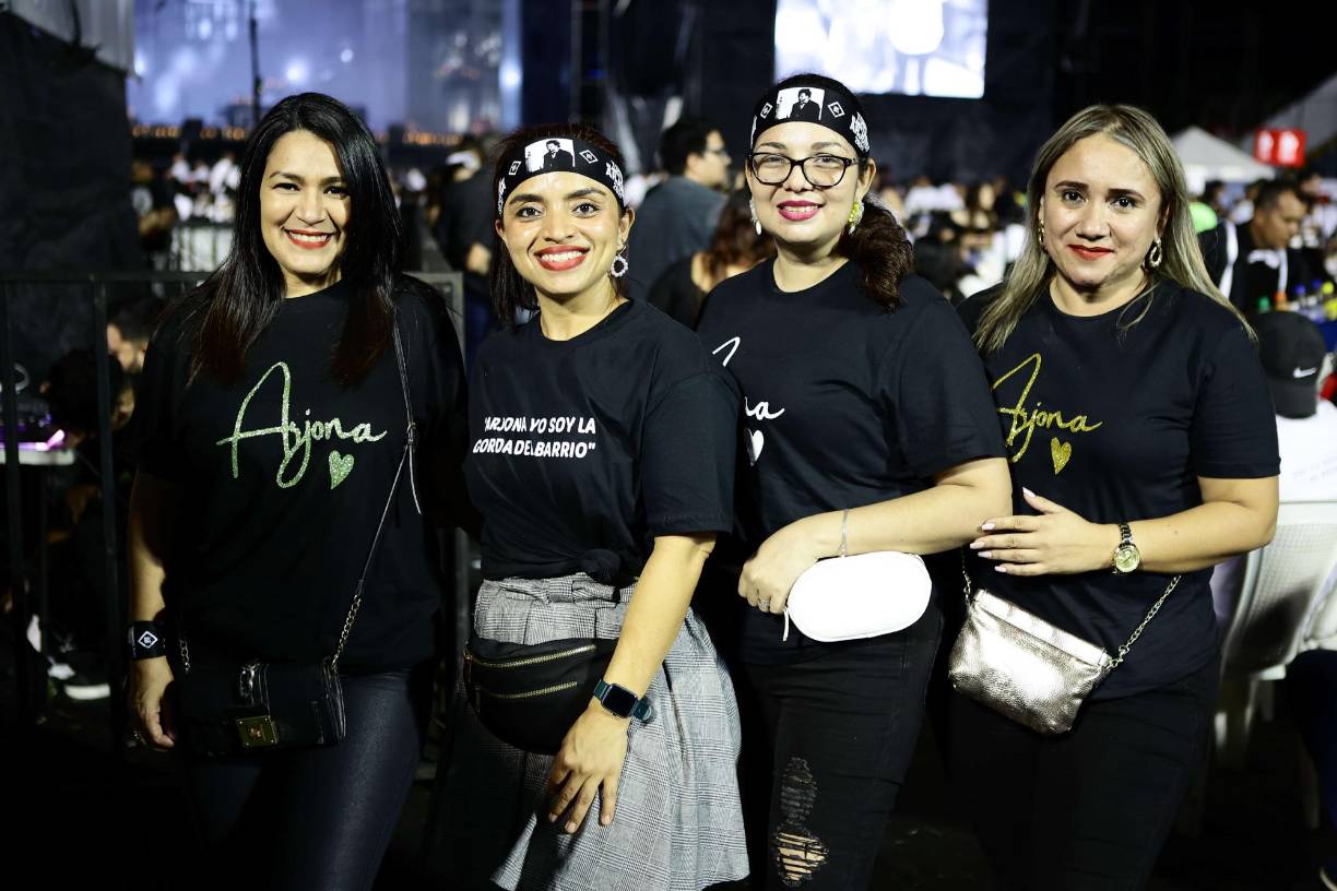 Las amigas Susana Medina, Emilia Laínez, Drindis Mejía y Carolina Trujillo, de Puerto Cortés y Choloma. 