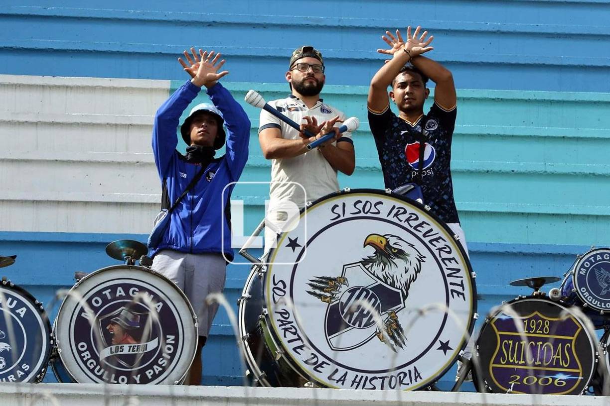 La afición del Motagua se hizo presente con tambores para alentar al equipo.