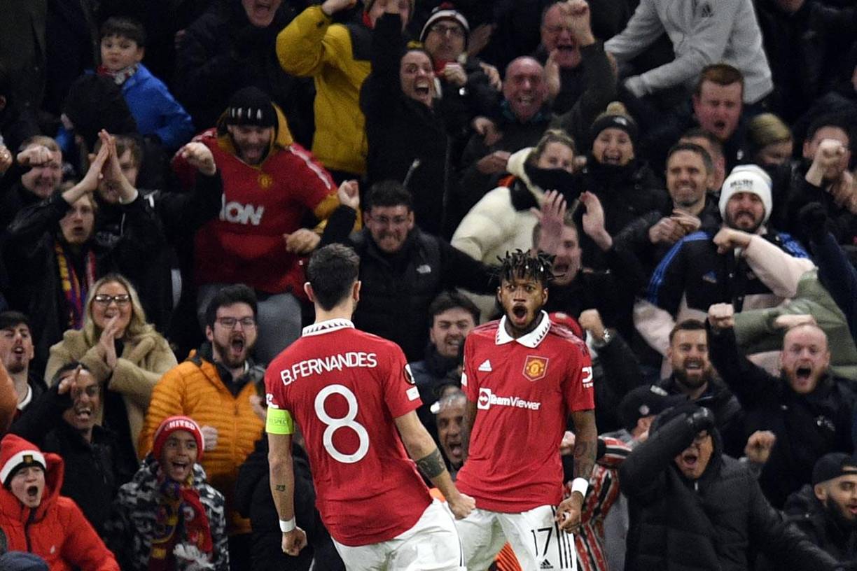 El festejo de Fred y Bruno Fernandes, con la afición del Manchester United de fondo.