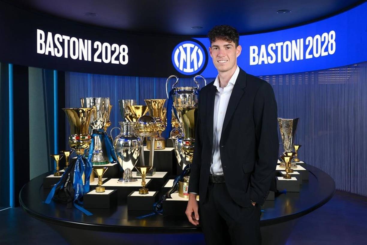 Alessandro Bastoni ha renovado el contrato que le vinculaba al Inter de Milán hasta junio de 2028. De esta manera, el conjunto italiano blinda a una de las grandes promesas del fútbol de Italia. A sus 24 años de edad, el valor de mercado de Bastoni asciende a los 60 millones de euros, según Transfermarkt.