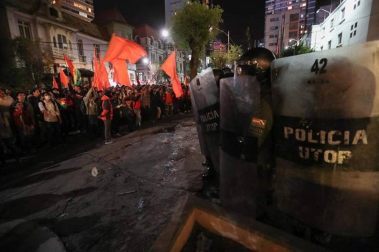 Un colectivo de organizaciones civiles de los nueve departamentos de Bolivia llamó este martes a paralizar indefinidamente las actividades contra el resultado electoral, que apunta a la reelección de Evo Morales hasta 2025.