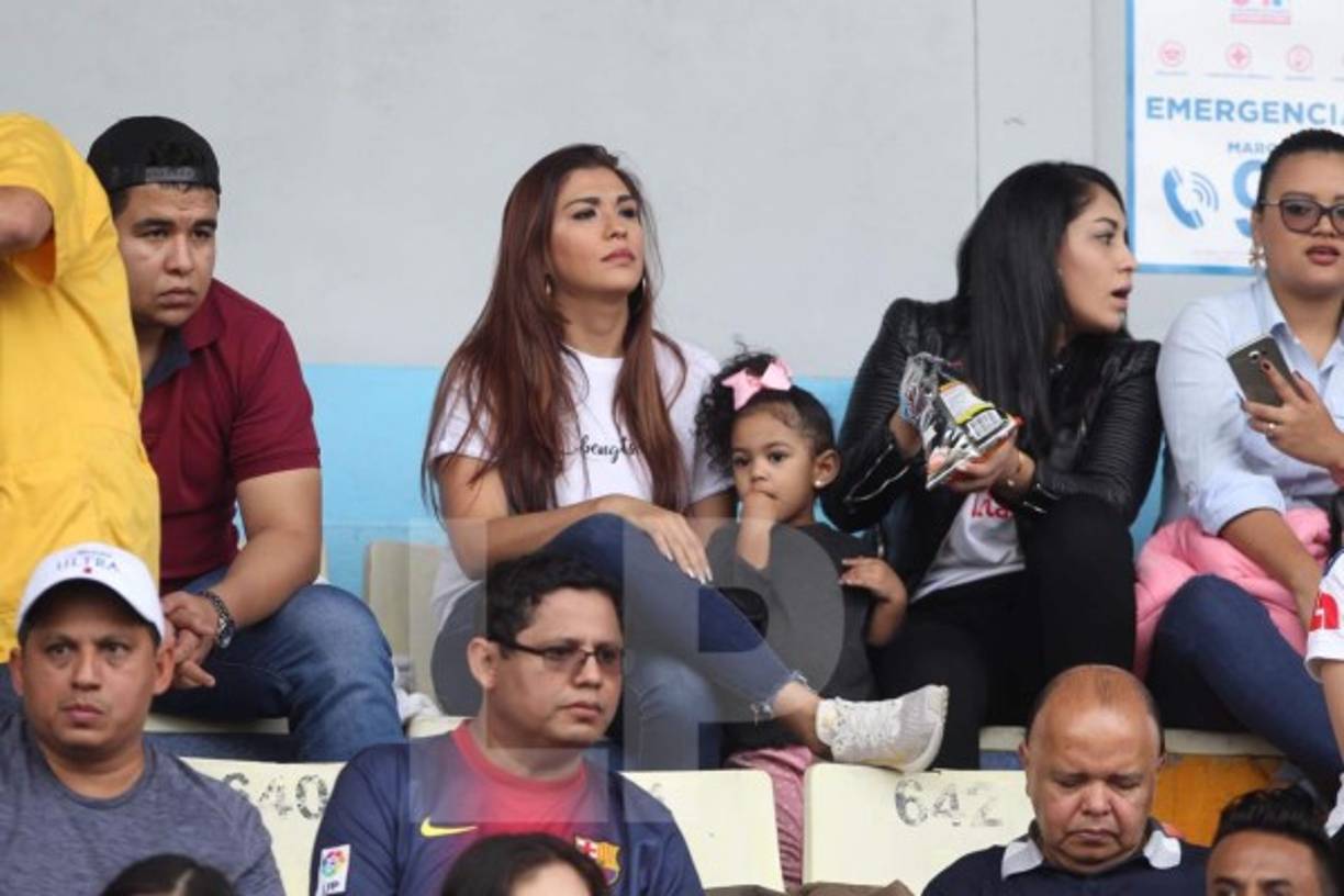 Yarely Espinal, esposa de Jerry Bengtson, apoyando al delantero del Olimpia en el clásico.