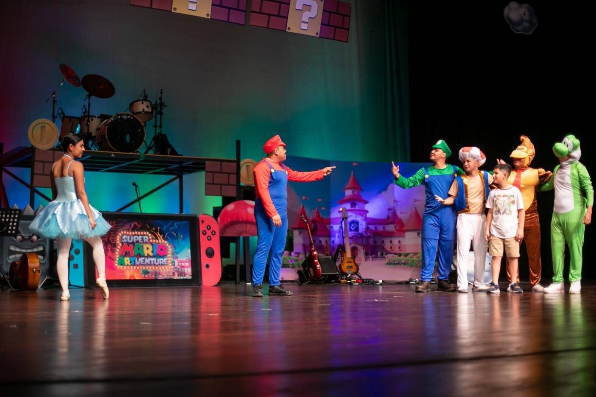 La presentación fue inédita, con giros de comedia que hicieron entretenido el acto. Los asistentes ríeron y se degustaron con la muestra artística, la cual requirió de arduos ensayos. 