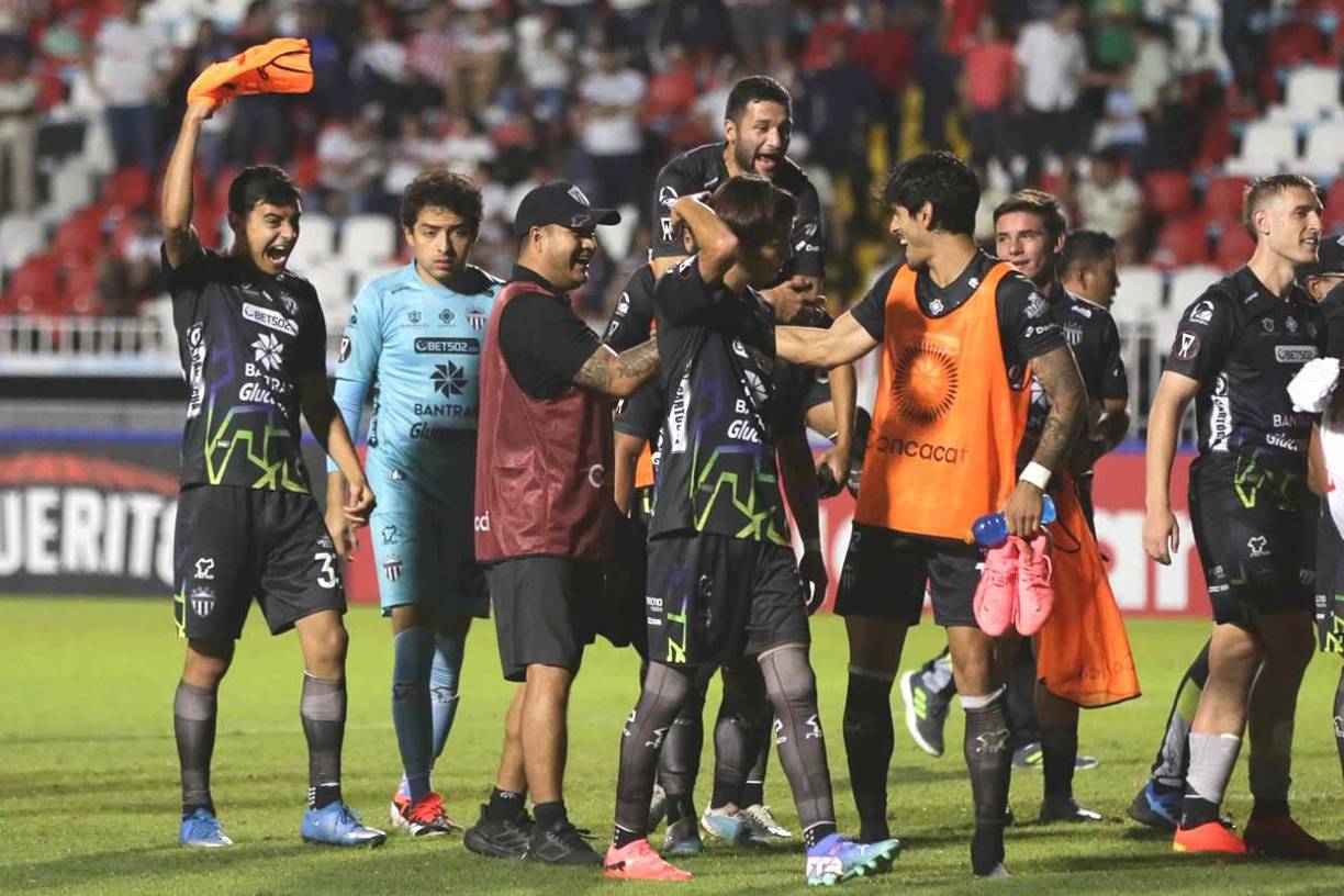 Los jugadores del Antigua celebrando tras clasificar a cuartos de final de la Copa Centroamericana 2024.