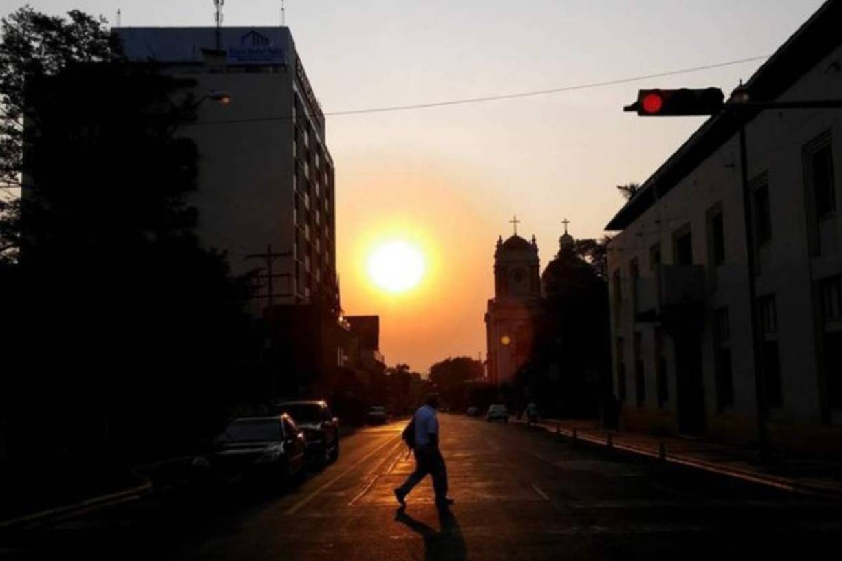 3. Olas de calor<br/><br/>Temporadas con temperaturas arriba de la media se han vuelto comunes en esta década y los estudios indican que su intensidad va en aumento. <br/><br/>San Pedro Sula ha resgistrado temperaturas de hasta 45°C, muy por encima de la emperatura máxima media de 37°C.