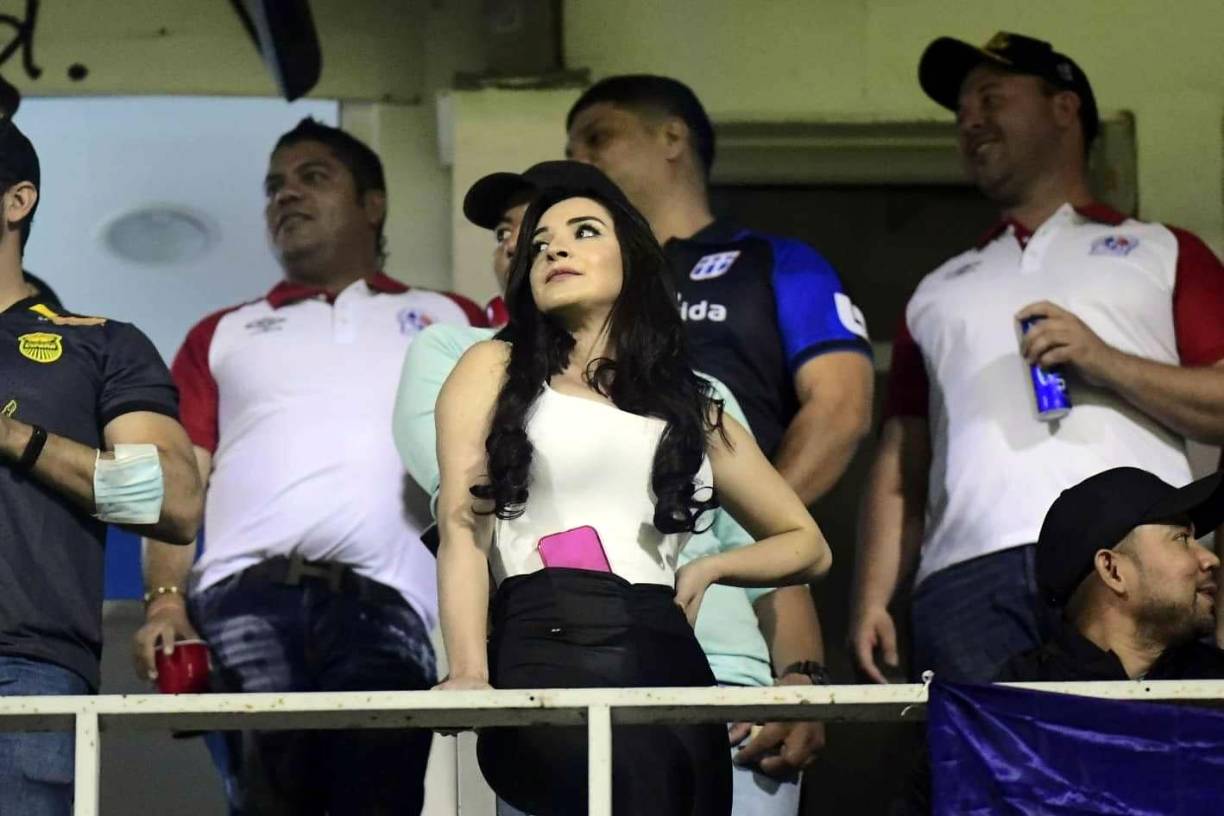Una guapa aficionada en el palco del estadio Morazán.