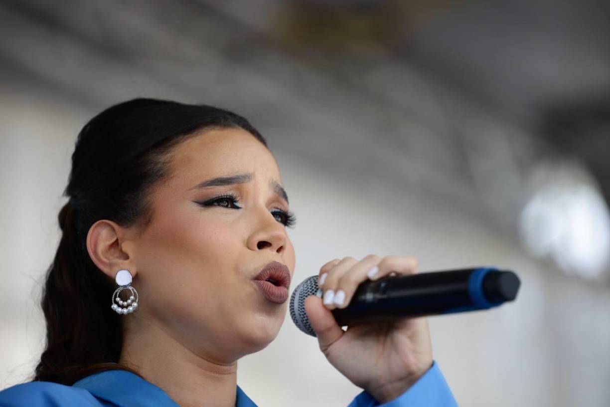 La intérprete deleitó a los sampedranos que se congregaron en la Plaza de las Banderas. 