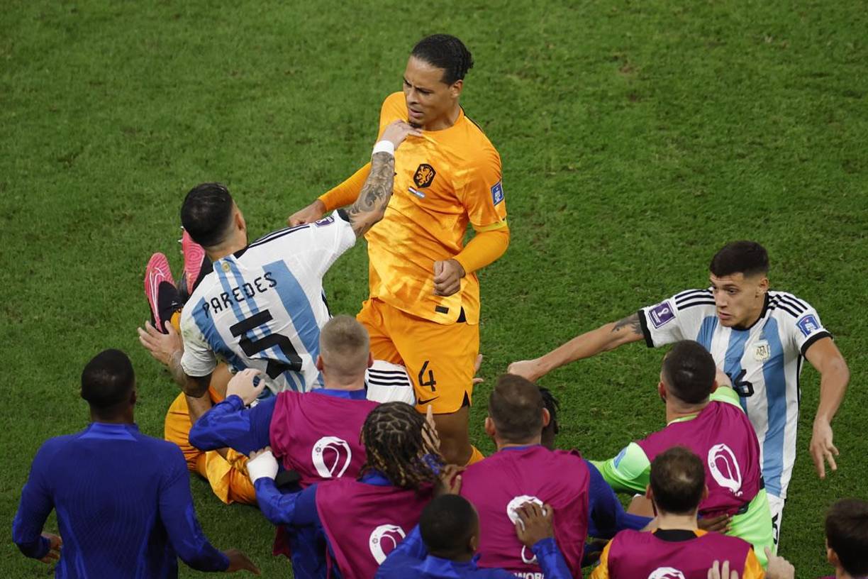 Virgil van Dijk llegó a reclamar y con su cuerpo empujó a Leandro Paredes.