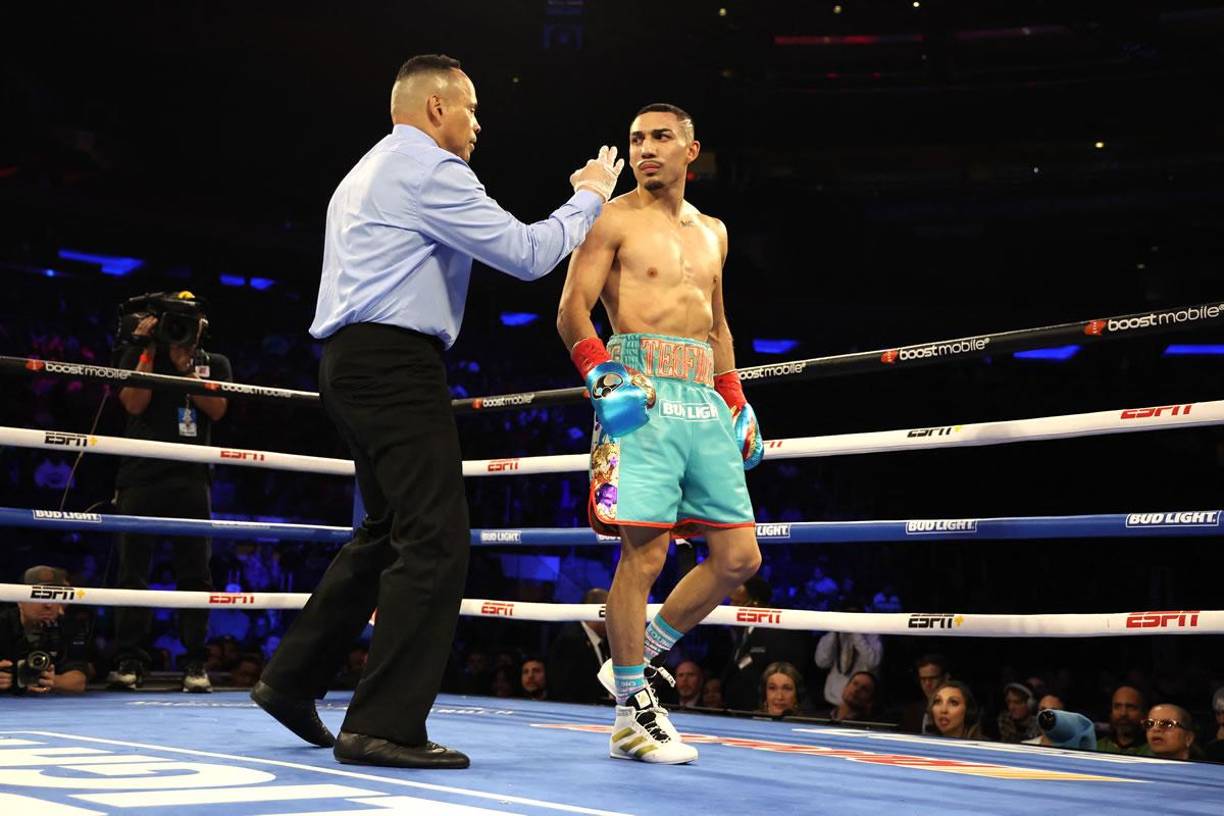 El árbitro de la pelea hizo conteo a Teófimo López tras la primera caída a la lona.