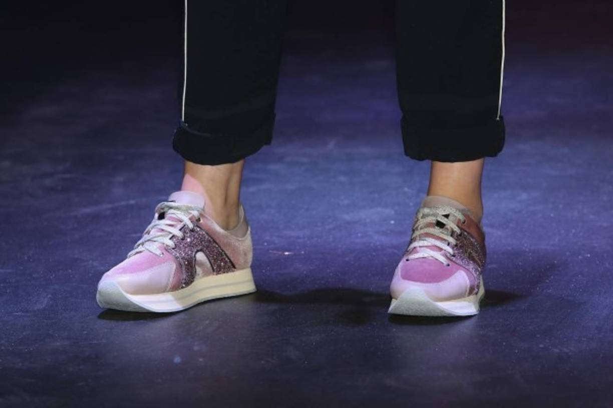 Para quienes prefieren un look más urbano están estos tenis morados con algunos brillantes.