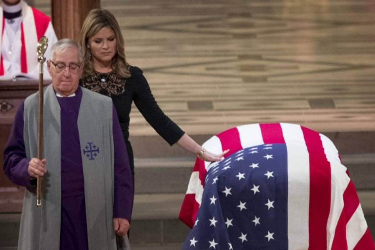 'Mi abuelo escribió cartas toda su vida a sus hijos, a su esposa, a sus amigos e incluso a sus rivales políticos. A menudo escribía sobre el amor y la familia. Mi abuelo siempre decía que su mejor regalo era su familia', dijo la presentadora, de 35 años. Jenna está casada con Henry Chase Hager.