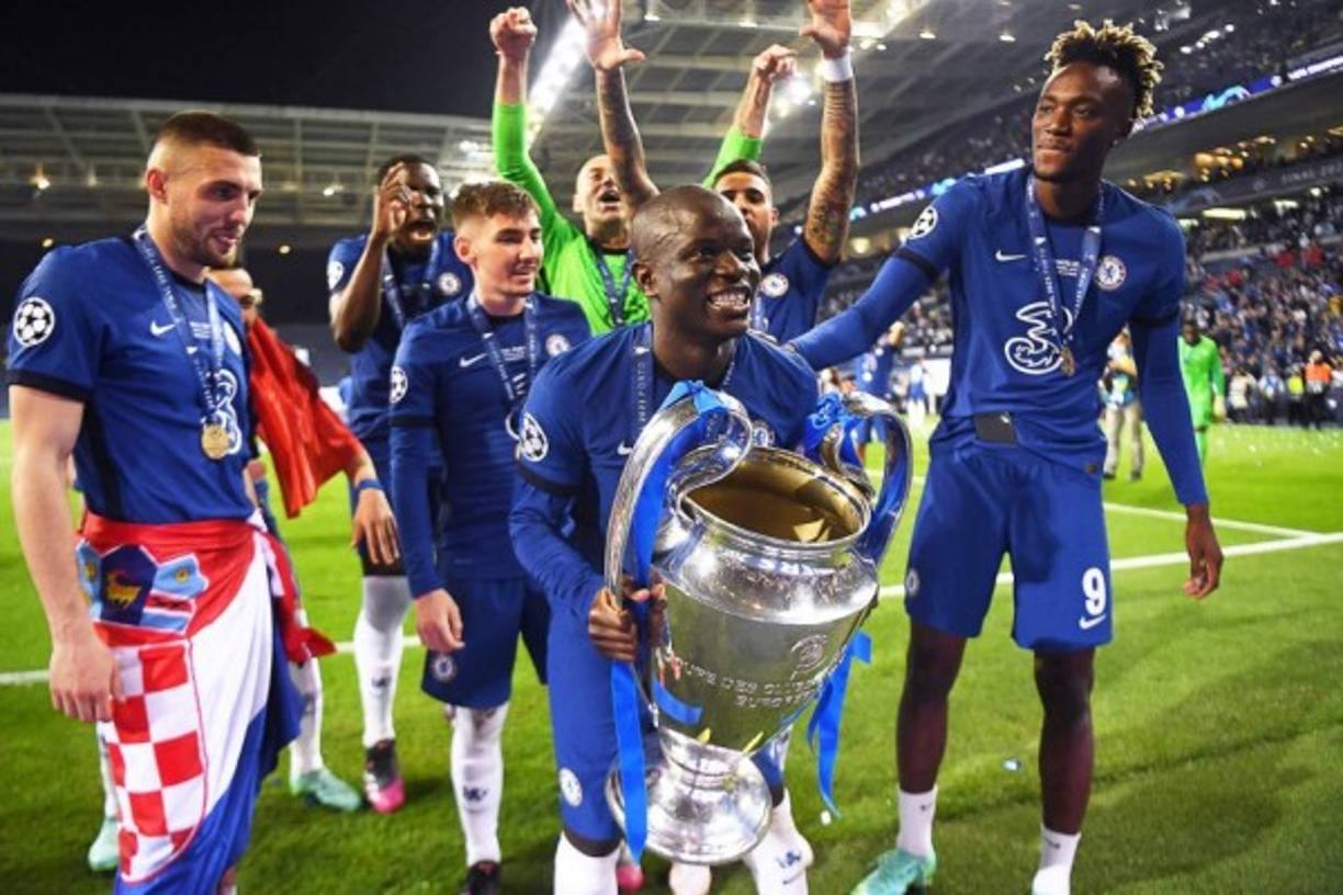 El mediocampista francés N'Golo Kanté fue una de las figuras del Chelsea y su alegría era evidente tras ser campeón de Europa.