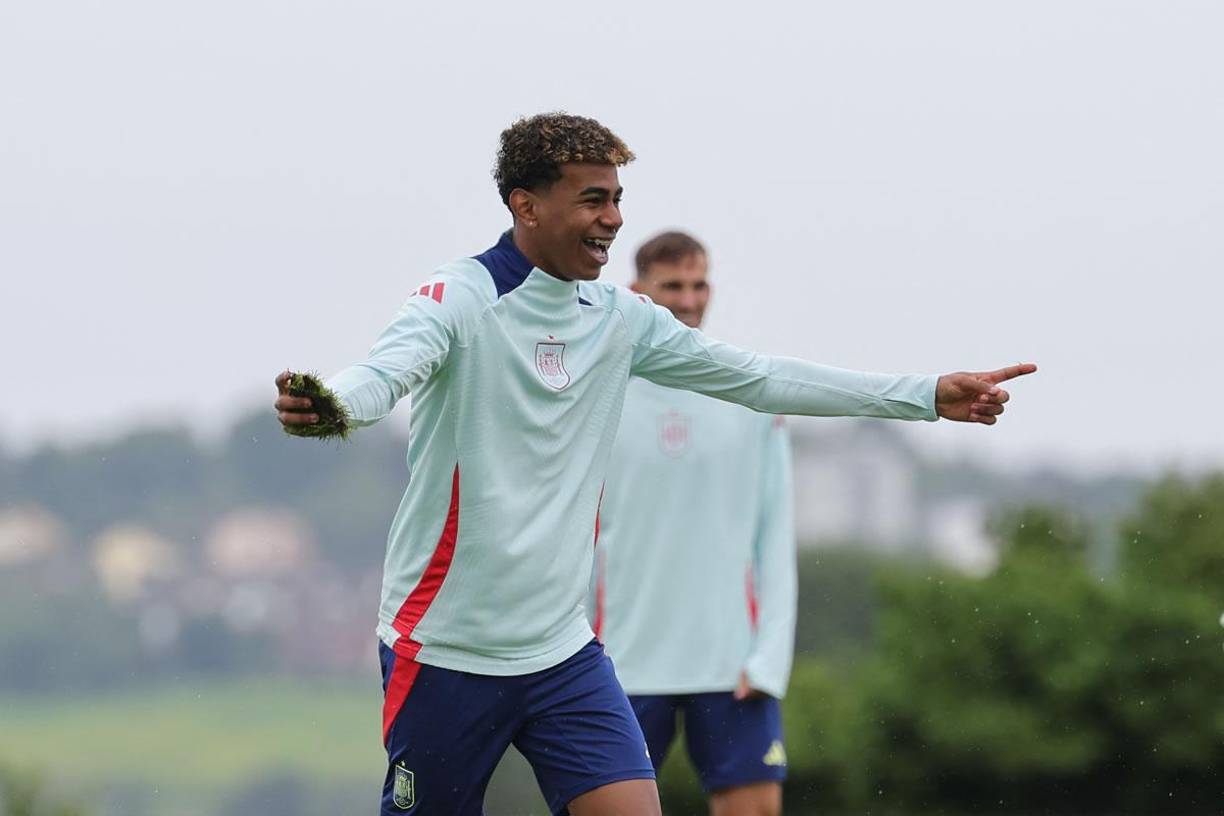 Su nombre completo es Lamine Yamal Nasraoui Ebana, nació en Esplugas de Llobregat (Barcelona) el 13 de julio de 2007, y tiene una cláusula de rescisión en el Barça que asciende a mil millones de euros.