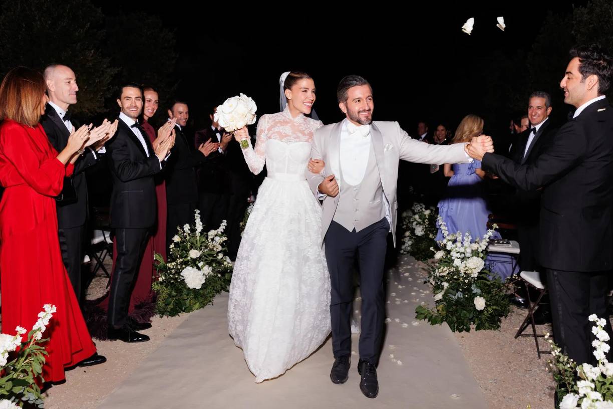 “Para ella, ‘todos los días son oportunidades de crear grandes momentos’, y por eso decidió destinarle a su gran tributo al amor, no un día, sino un fin de semana mágico, de principio a fin, con sus seres queridos, entre viñas y olivos”, describió la revista.