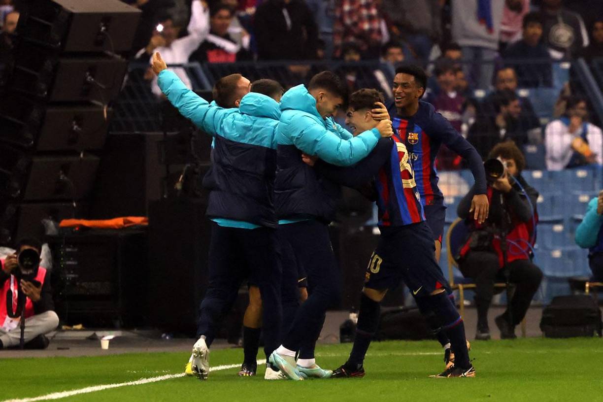 Todos fueron a abrazar a Gavi tras su segunda asistencia en el partido.