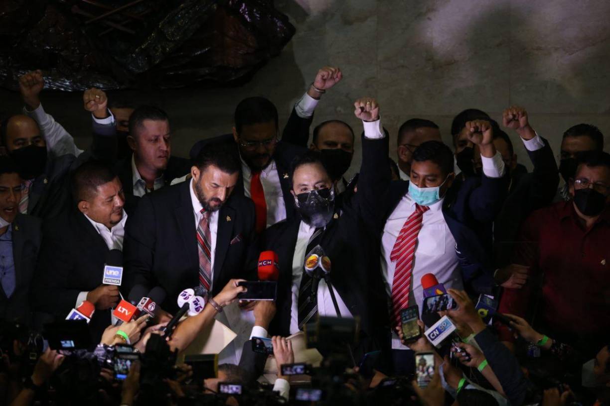 La sesión del Parlamento la presidió el ministro de Gobernación (Interior) Leonel Ayala, quien le dio la palabra a la diputada Beatriz Valle, una de los 20 disidentes de los 50 diputados que obtuvo Libre en las elecciones generales del 28 de noviembre, quien propuso a los tres directivos provisionales, incluida ella como secretaria.