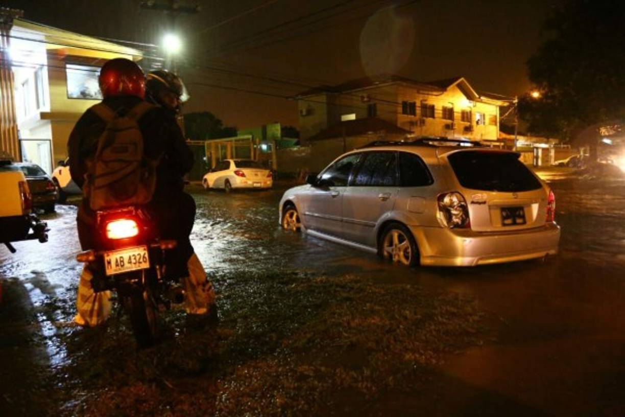 Las lluvias pronosticadas desde la tarde del martes en Honduras causaron inundaciones en varias zonas de San Pedro Sula, en el norteño departamento de Cortés, y en Atlántida.