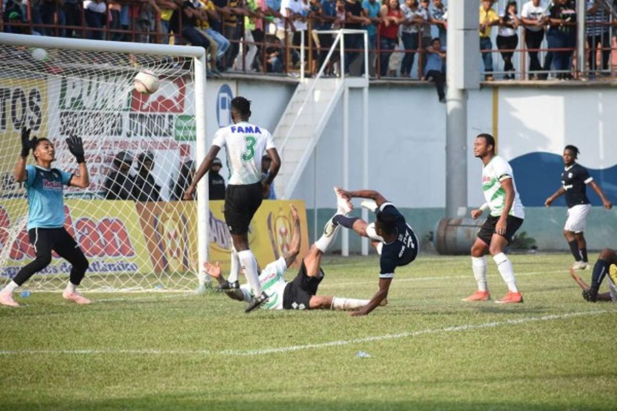El momento en el que Frelys López anota el primer gol del partido para el Honduras Progreso.