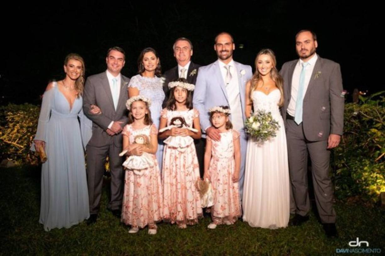 Los hijos mayores de Bolsonaro también acompañaron a su hermano en el día de su boda. El Senador Flavio Bolsonaro y Carlos 'el Pitbull' acudieron al evento acompañados de sus familias.