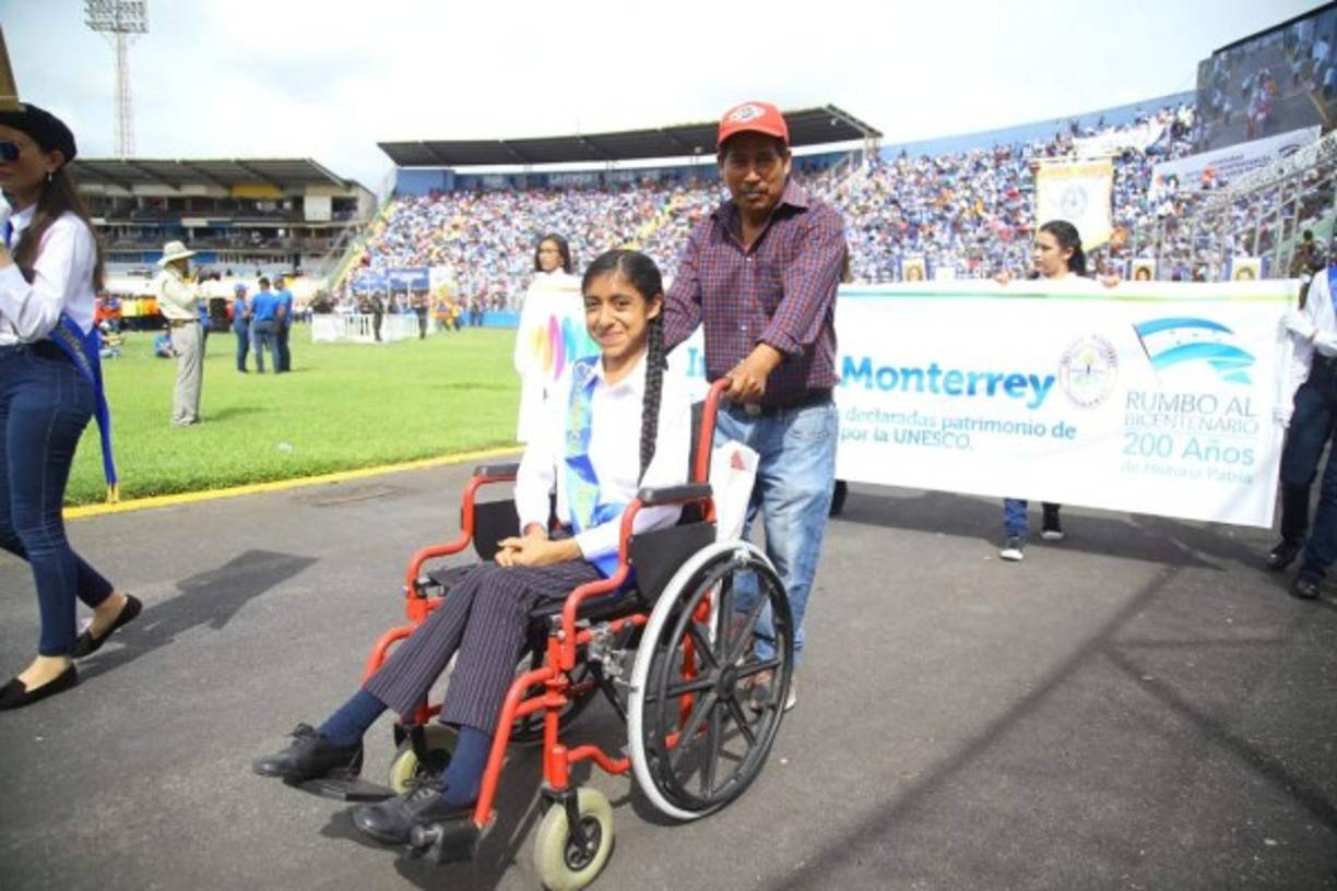 Una joven en silla de ruedas desfila en Tegucigalpa, capital de Honduras.