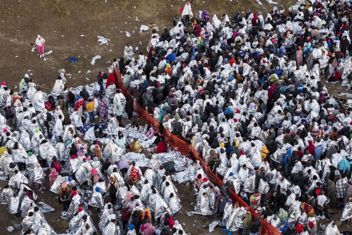 La ley permite a la justicia estatal ordenar la expulsión de personas sin mediar proceso judicial. Y lo más polémico, los oficiales de policía podrán arrestar a cualquier individuo del que sospechen que ingresó ilegalmente al país, y tendrán la facultad discrecional de expulsarlo a México.