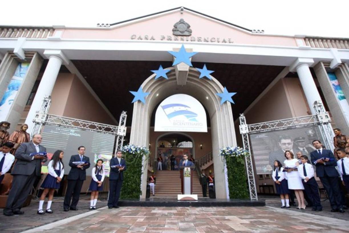El presidente de la República, Juan Orlando Hernández, encabezó hoy la ceremonia de izada de la bandera nacional (que hoy 1 de septiembre se celebra el día de ese símbolo nacional) y renovación de banderas.<br/>