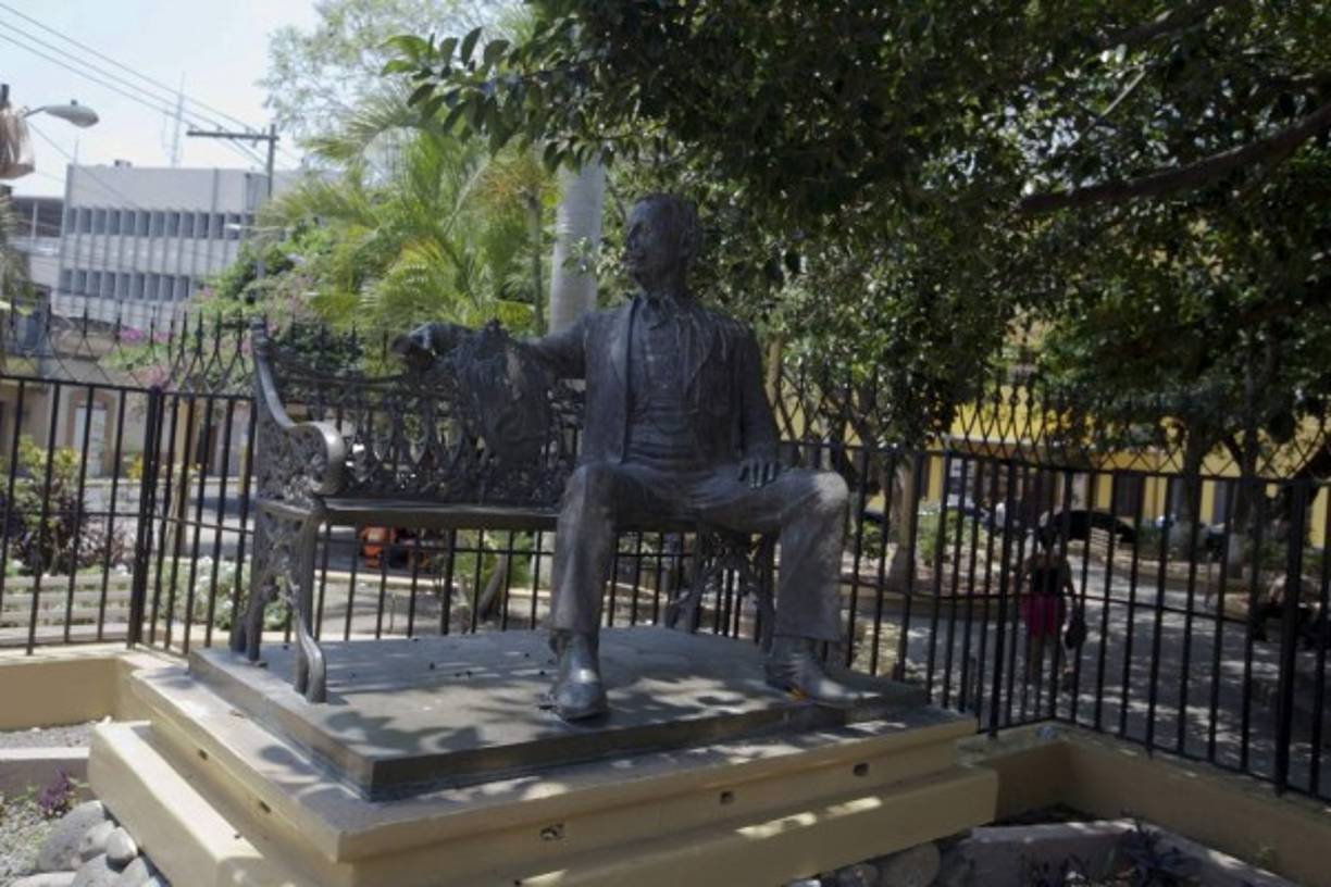 Una escultura del poeta hondureño Juan Ramón Molina, hecha por el escultor Mario Zamora, ubicada en el parque La Libertad de la ciudad de Comayagüela (Honduras).