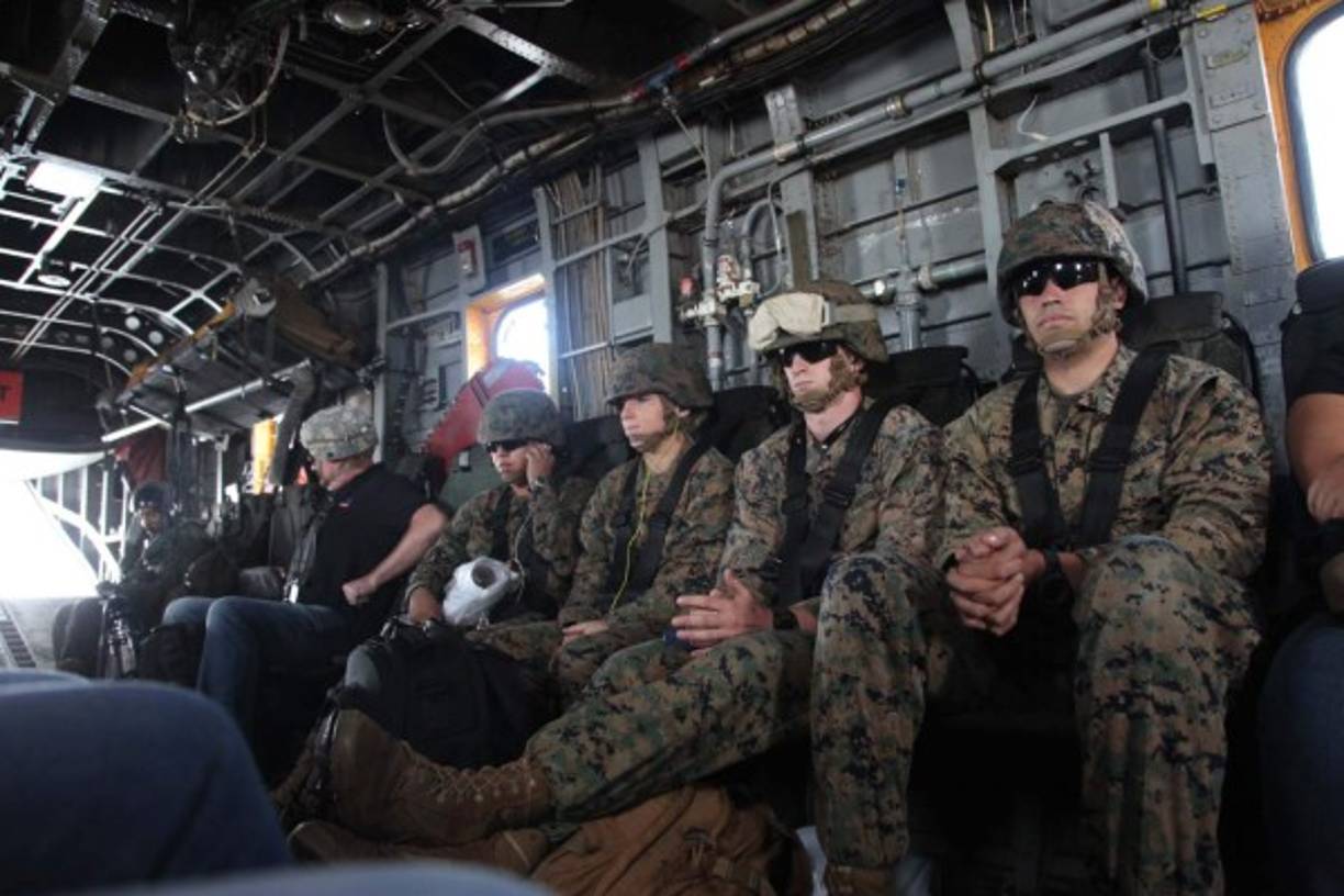 Los marines abordaron los helicópteros.