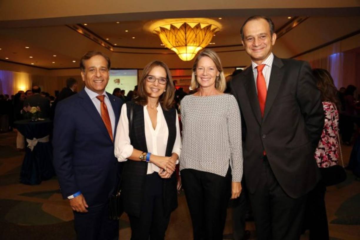 Thierry y Mary de Pierrefeu con Elena Herreros y Miguel Albero.
