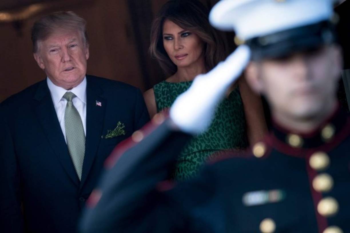 La pareja presidencial se mostró sonriente pese a la demanda de la actriz de cine para adultos, Stormy Daniels, para romper el contrato confidencial que la limita a hablar sobre su supuesta relación con el magnate.