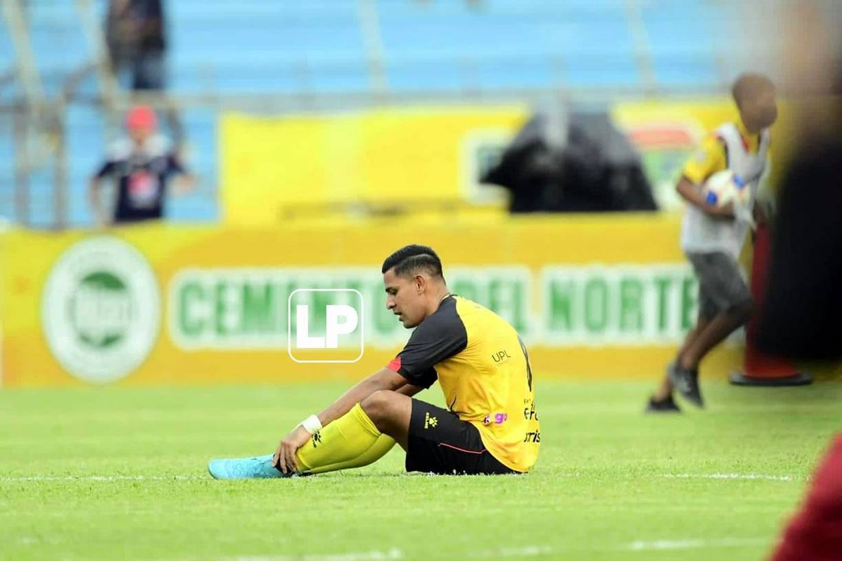 El jugador del Real España, José Alejandro Reyes, tras el pitazo final del partido.