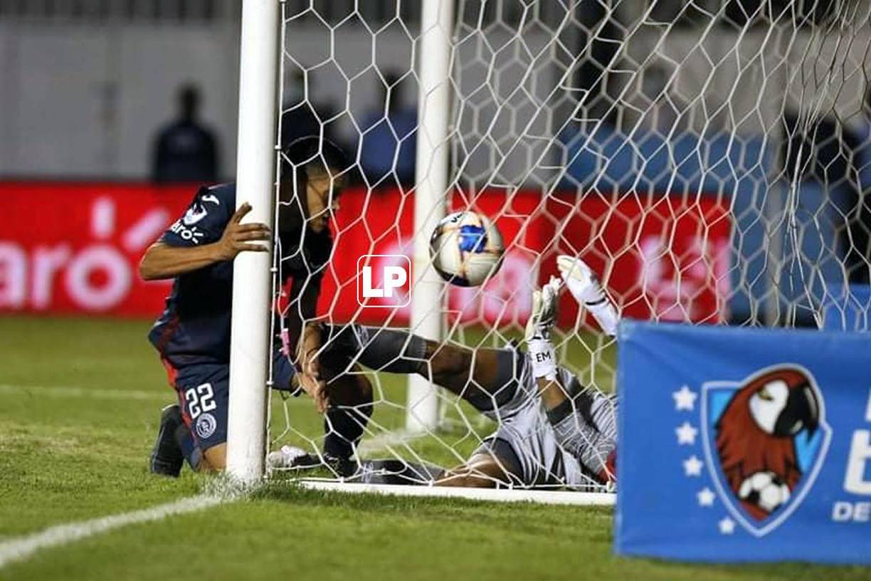 Edrick Menjívar se metió con todo y el balón a su portería en el empate del Motagua marcado por Roberto Moreira.
