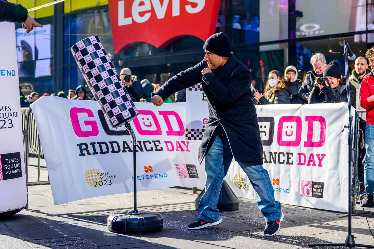 “Quiero dejar atrás las deudas, las malas amistades que no me han dado nada bueno este año”<b>,</b> dijo a EFE Juan, un mexicano que acudió junto a sus hijos Aaron y Leslie.