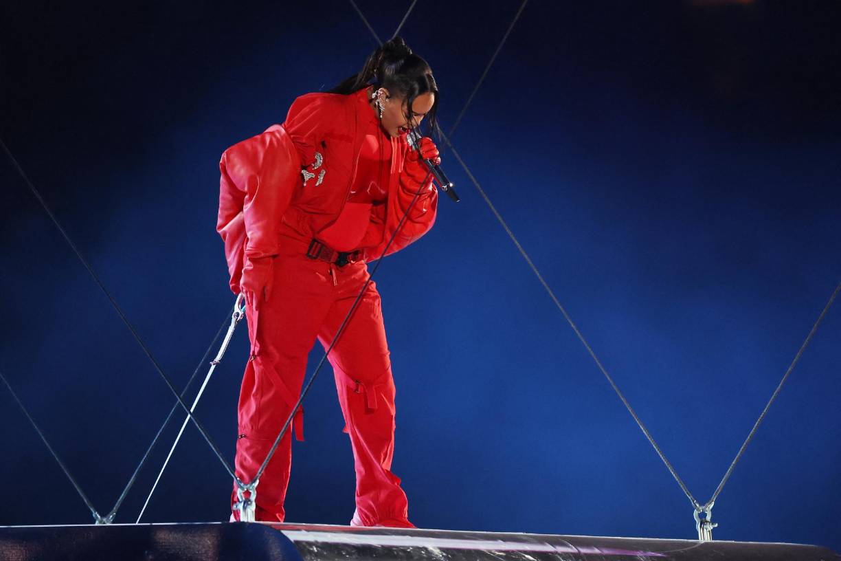 El espectáculo lo inició primero ella sola sobre un escenario flotante, bien sujeta con arnés. Después media docena más hicieron su incursión con bailarines vestidos de blanco.
