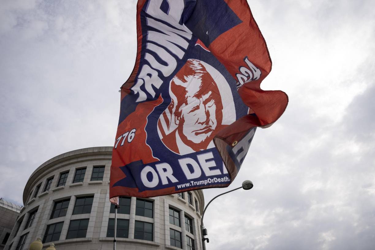 La corte donde se le leerán los cargos está cerca del Capitolio, la sede del Congreso de Estados Unidos, que fue asaltada por cientos de sus partidarios el 6 de enero de 2021 en su afán por impedir que se certificara la victoria de su oponente demócrata Joe Biden.