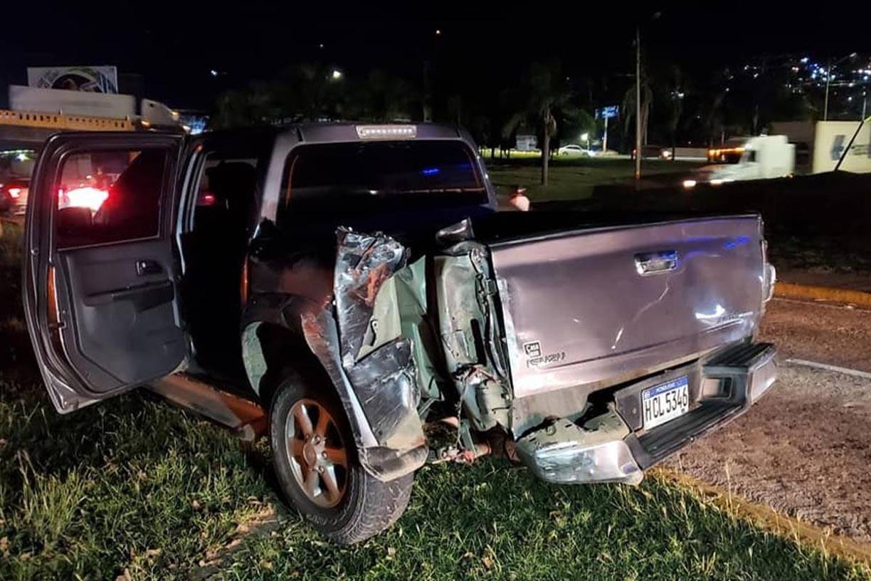El rapidito también colisión contra un pick up doble cabina.