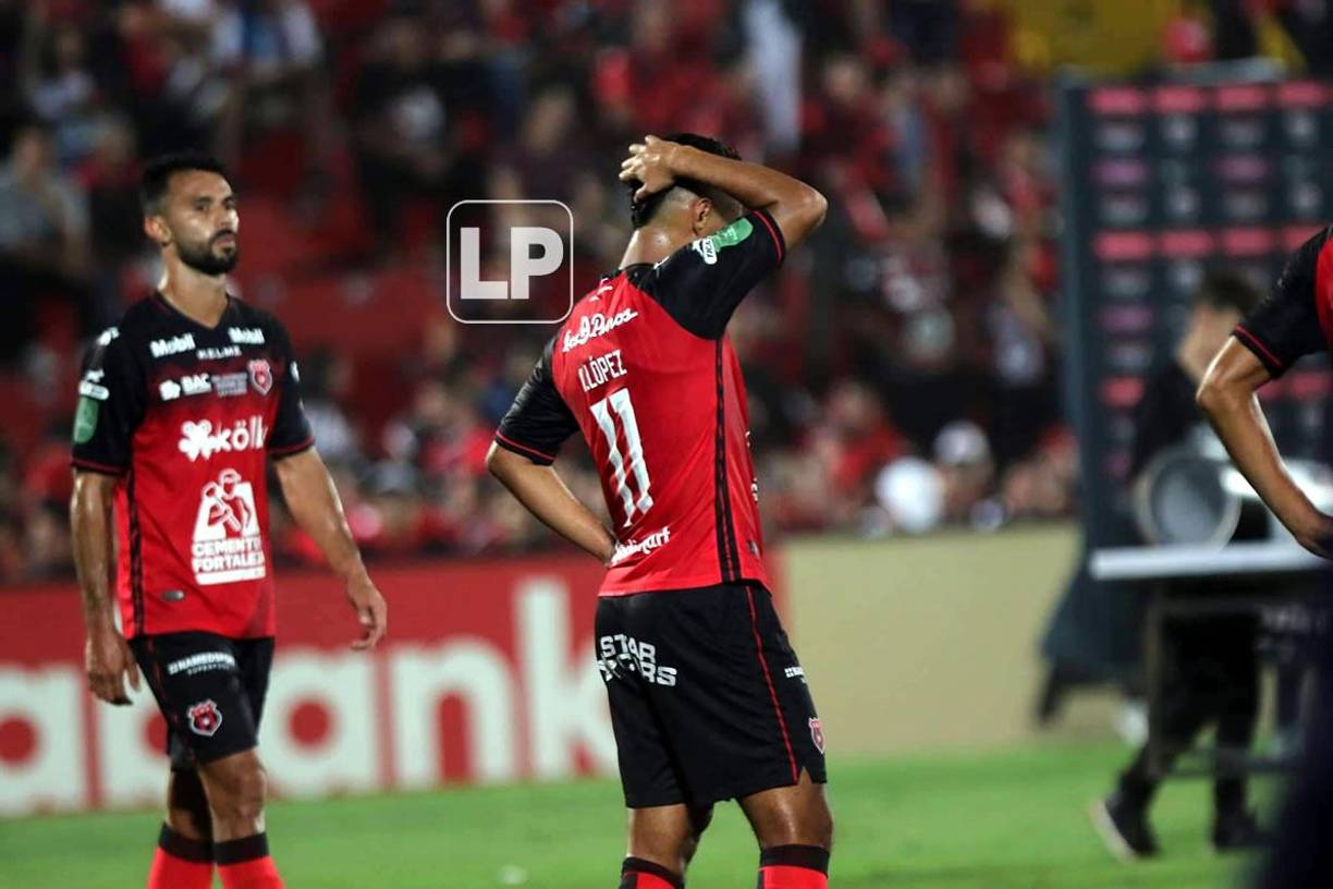 Alex López observando los festejos de su exequipo Olimpia.