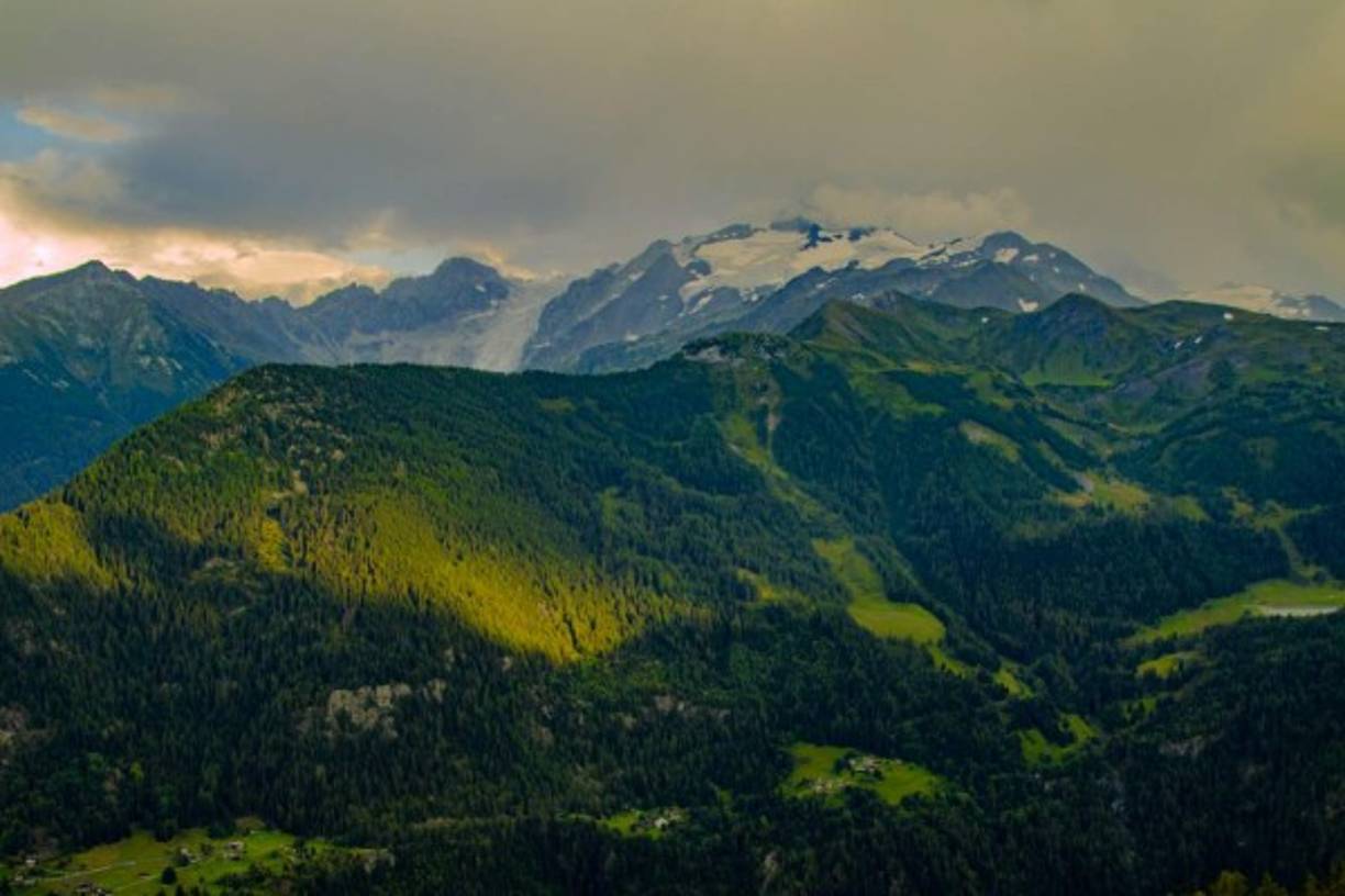 El dato:<br/><br/>La zona de los Alpes suizos ocupa la mayor parte del territorio suizo, aproximadamente el 62,5 % del país, en sus zonas central y sudoriental.<br/><br/><br/>El término de los Estados alpinos o los Países alpinos se refiere a los ocho países asociados con la región de los Alpes: Austria, Alemania, Francia, Italia, Liechtenstein, Mónaco, Eslovenia y Suiza. Según lo definido por la Convención de los Alpes de 1991, esta región comprenderá el territorio de 8 países